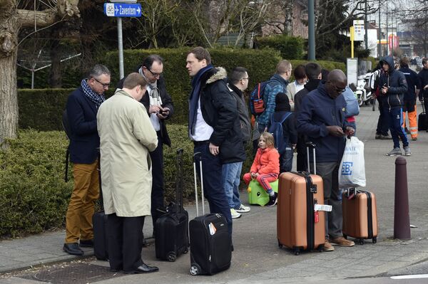Пассажиры возле аэропорта в Брюсселе