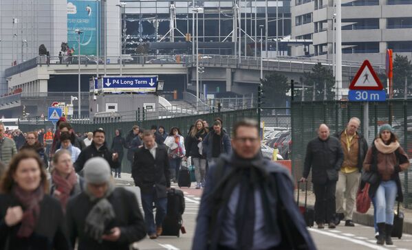 Люди покидают территорию аэропорта в Брюсселе