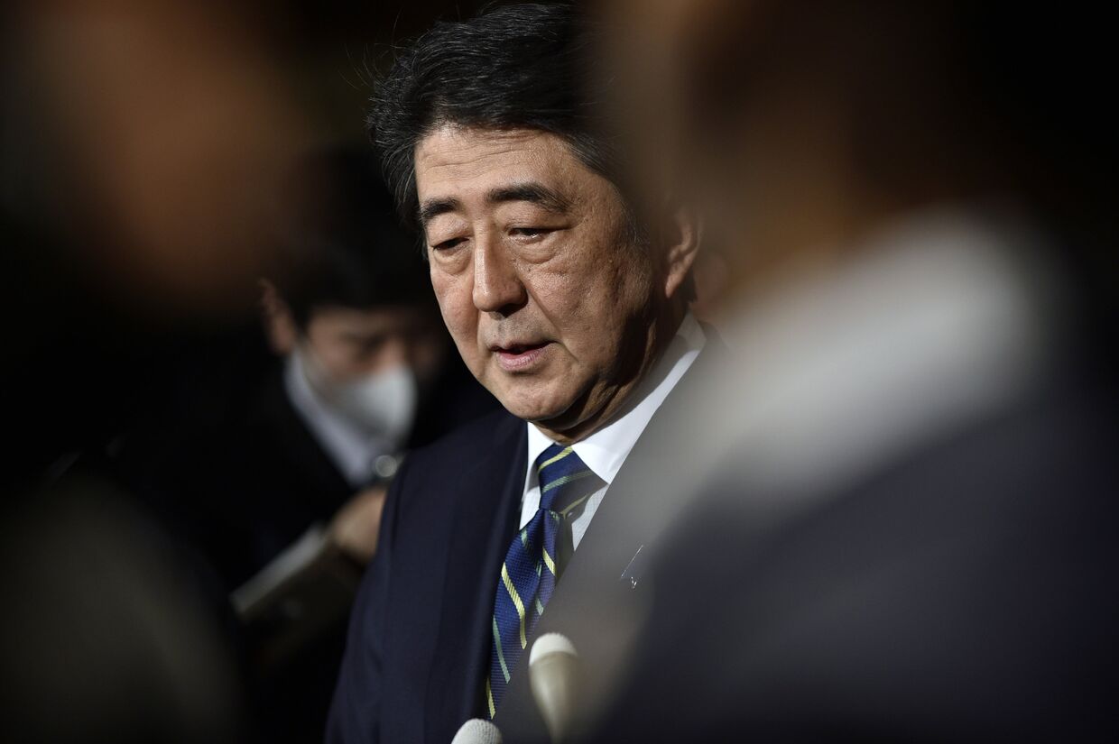 Премьер-министр Японии Синдзо Абэ общается с репортерами по поводу терактов в Бельгии