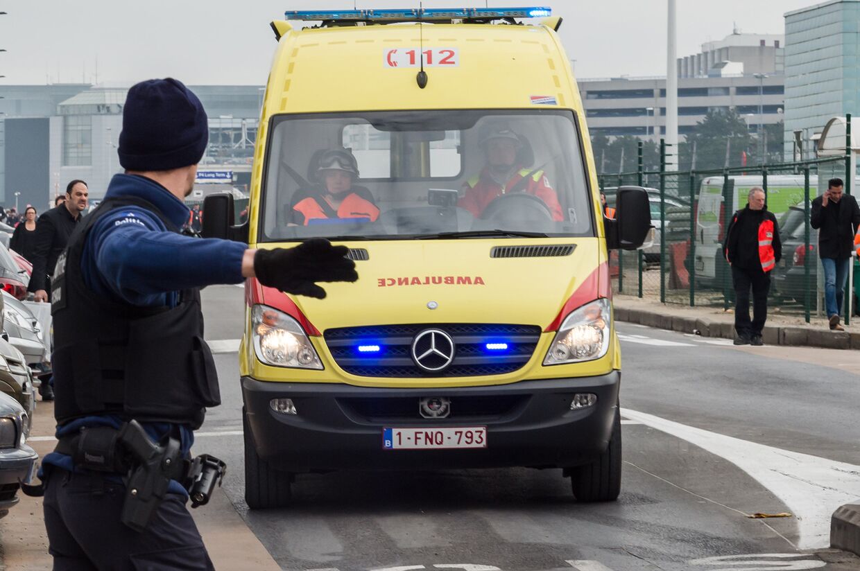 Скорая помощь на месте взрывов в аэропорту Брюсселя