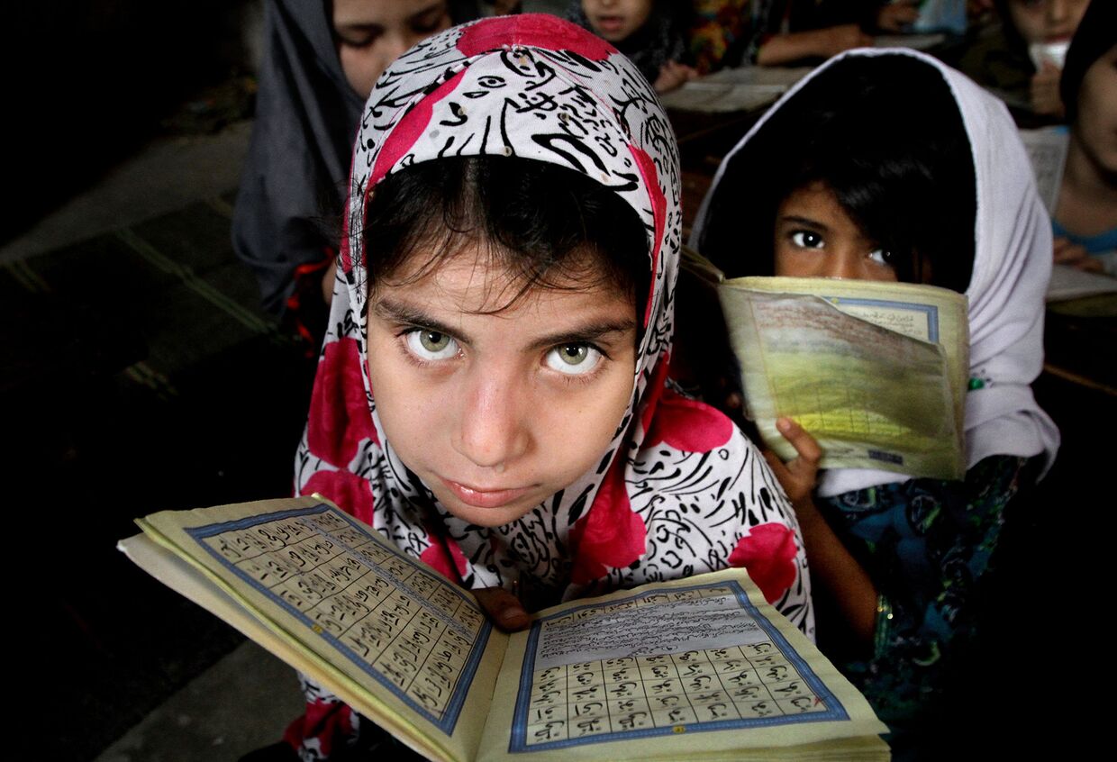 Девочки читают Коран в медресе в Карачи