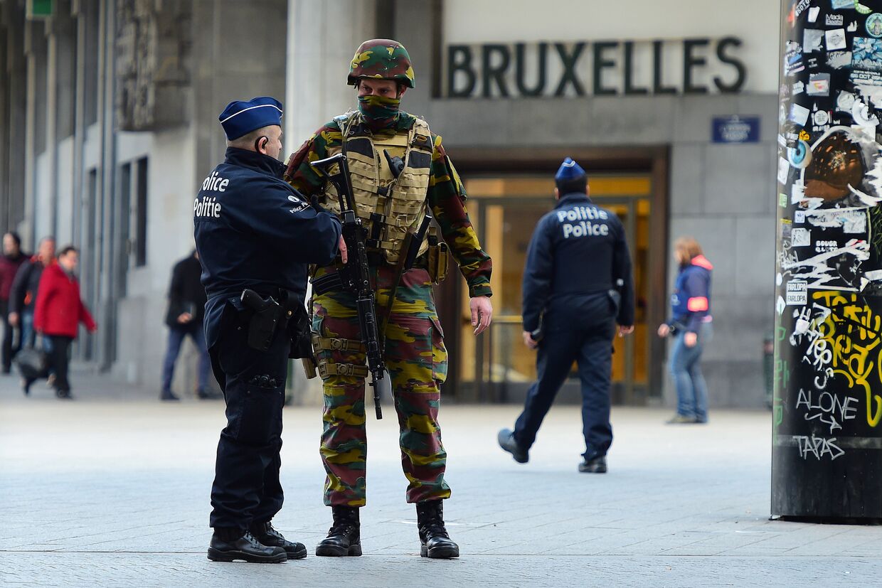 Солдат бельгийской армии и сотрудники полиции в Брюсселе