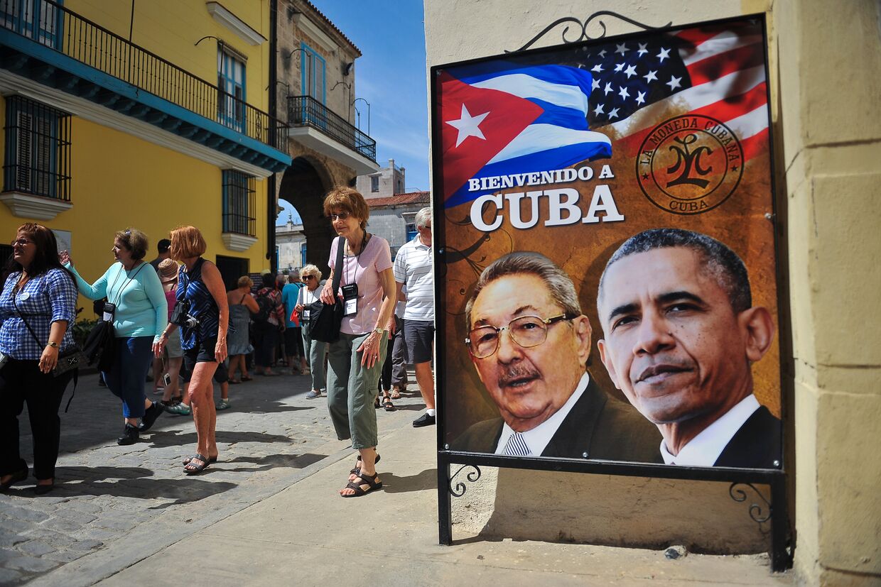 Постер с изображениями президентов США и Кубы на улице в Гаване