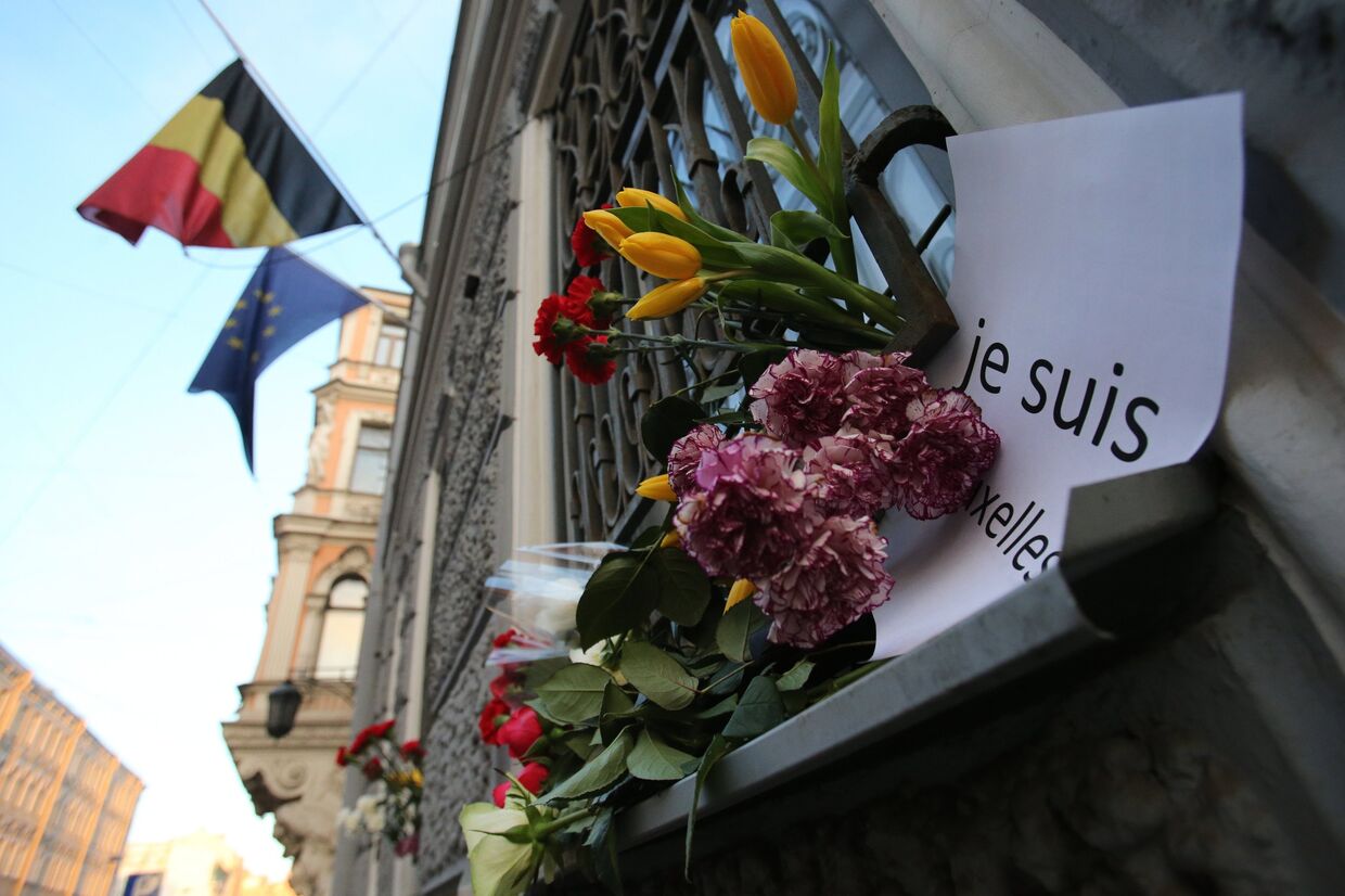 Цветы у консульства Бельгии в Санкт-Петербурге в память о погибших в результате нескольких взрывов, прогремевших 22 марта в аэропорту Завентем и в брюссельском метро