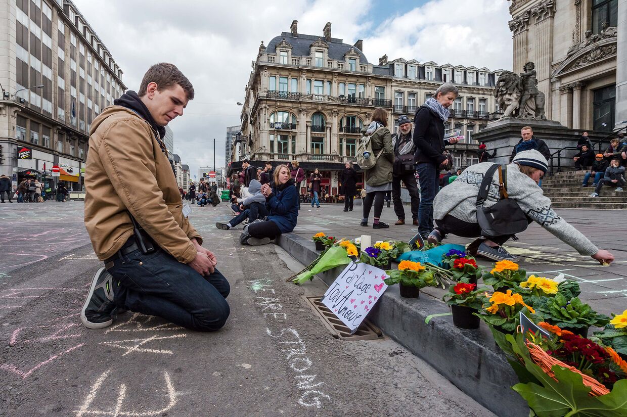 Цветы в память о жертвах терактов в Брюсселе возле Брюссельской фондовой биржи