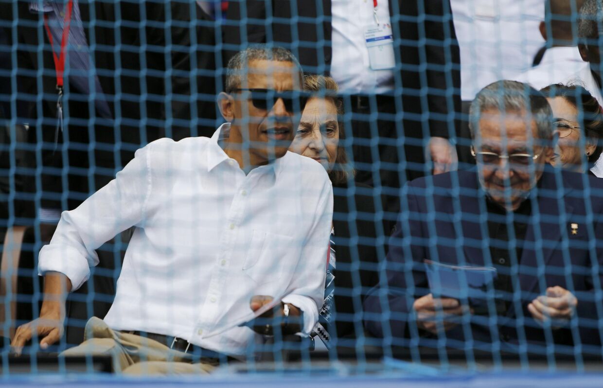 Президент США Барак Обама и президент Кубы Рауль Кастро присутствуют на бейсбольном матче