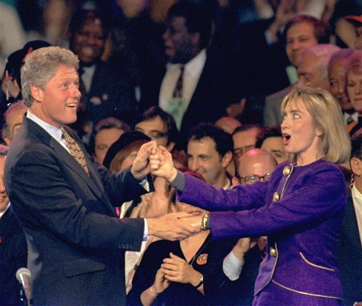 Билл и Хиллари Клинтон танцуют во время предвыборной гонки в 1992 году