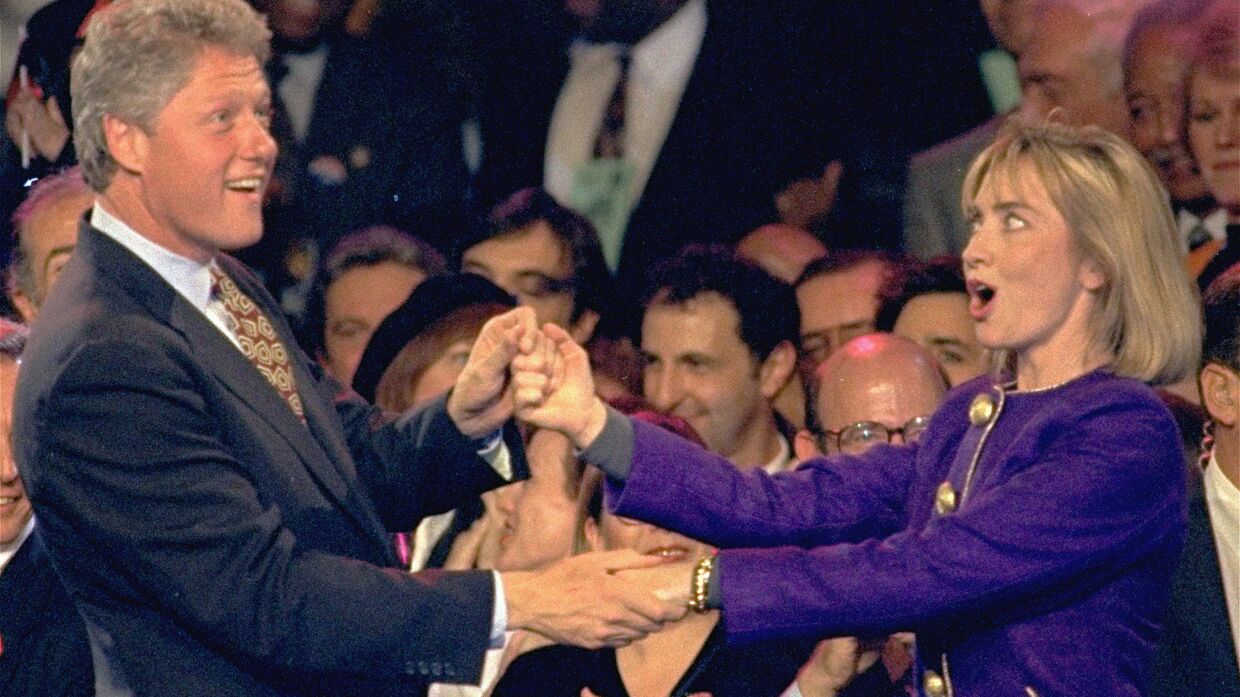 Билл и Хиллари Клинтон танцуют во время предвыборной гонки в 1992 году