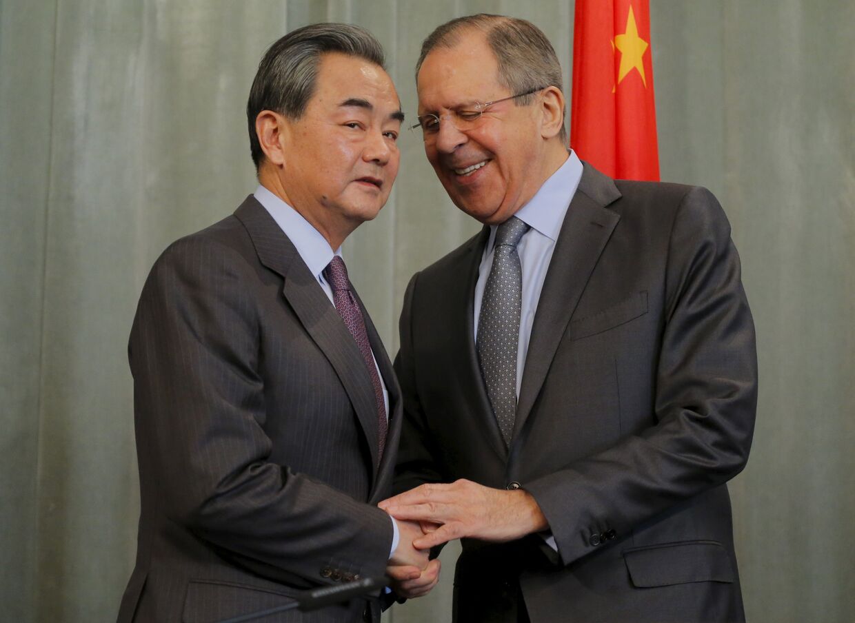 Глава МИД КНР Ван И (слева) и министр иностранных дел РФ Сергей Лавров во время встречи в Москве