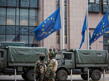 Военнослужащие обеспечивают безопасность штаб-квартиры Европейской комиссии в Брюсселе Военнослужащие обеспечивают безопасность штаб-квартиры Европейской комиссии в Брюсселе