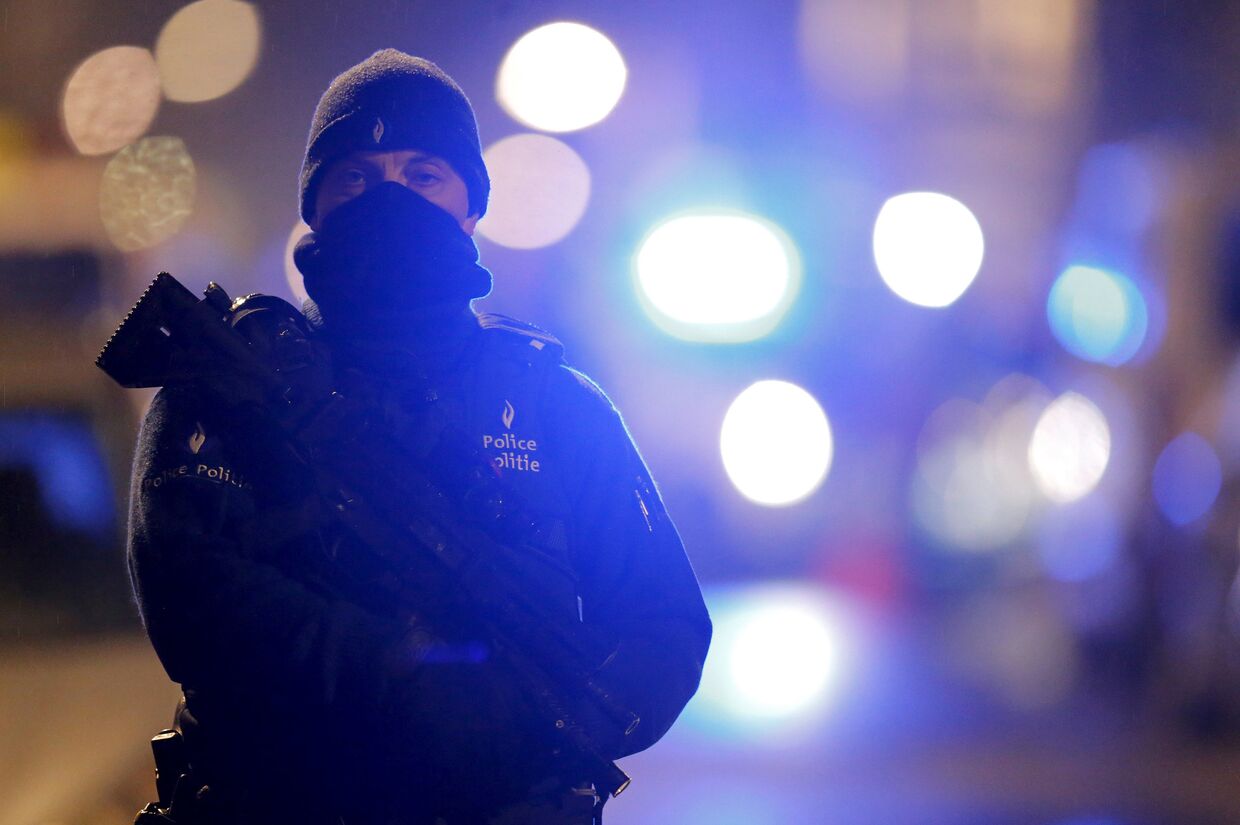 Сотрудник бельгийской полиции во время полицейской операции в городе Схарбек
