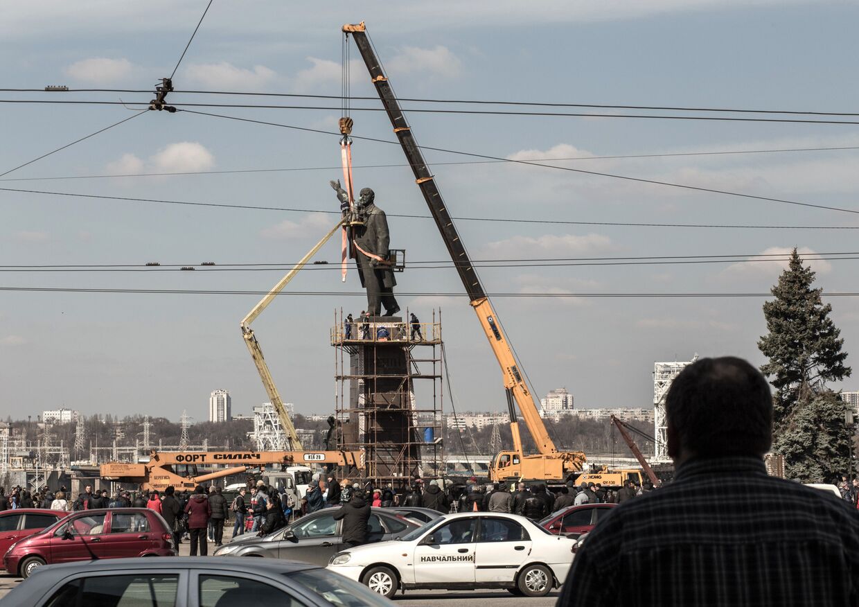 Сотрудники коммунальных служб Запорожья во время демонтажа самого большого на Украине памятника Ленину.