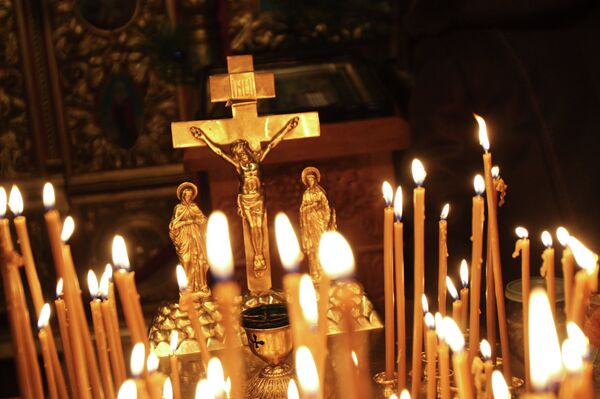 Распятие и свечи Распятие и свечи