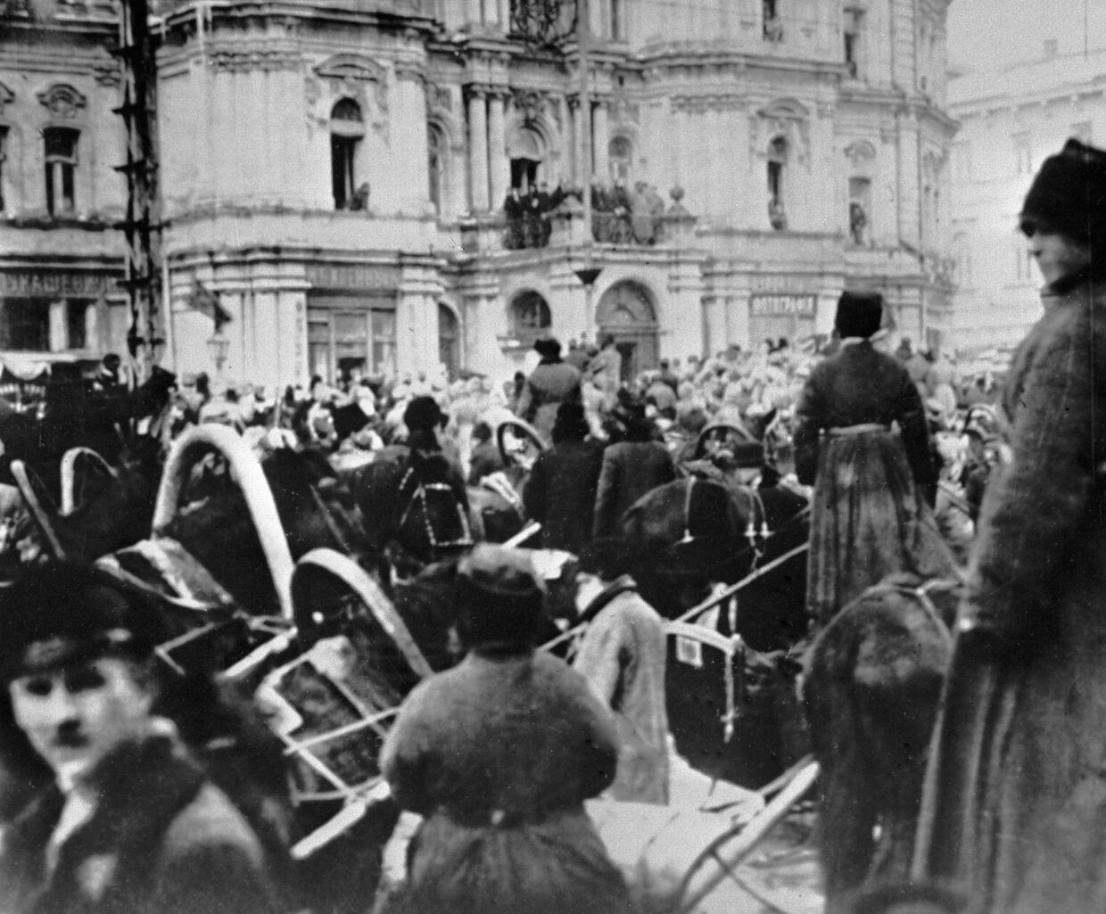 Люди на улицах Киева в первые дни Великой Октябрьской революции в 1917 году