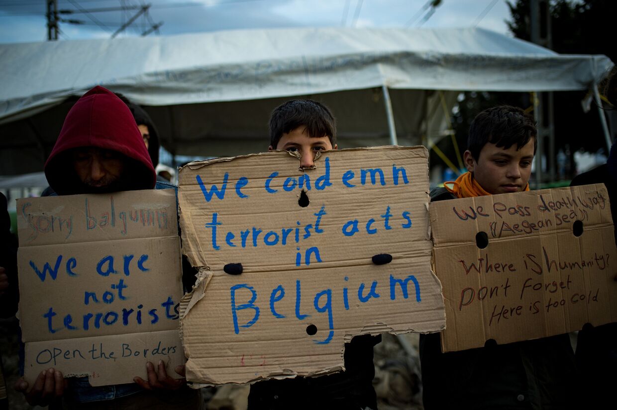 Дети мигрантов на границе Сербии и Македонии с плакатами, осуждающими теракты в Брюсселе
