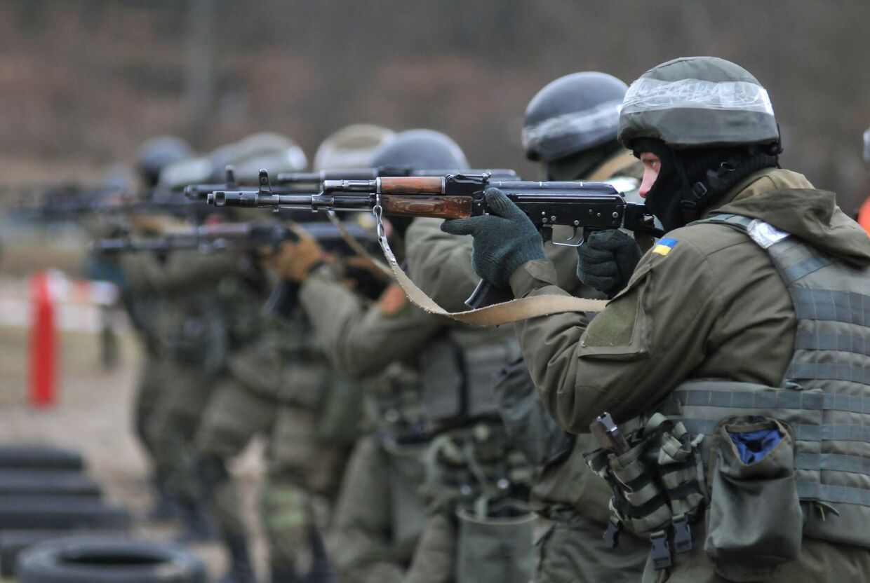 Военнослужащие Национальной гвардии Украины во время обучения по методике НАТО на полигоне в Золочевском районе Львовской области