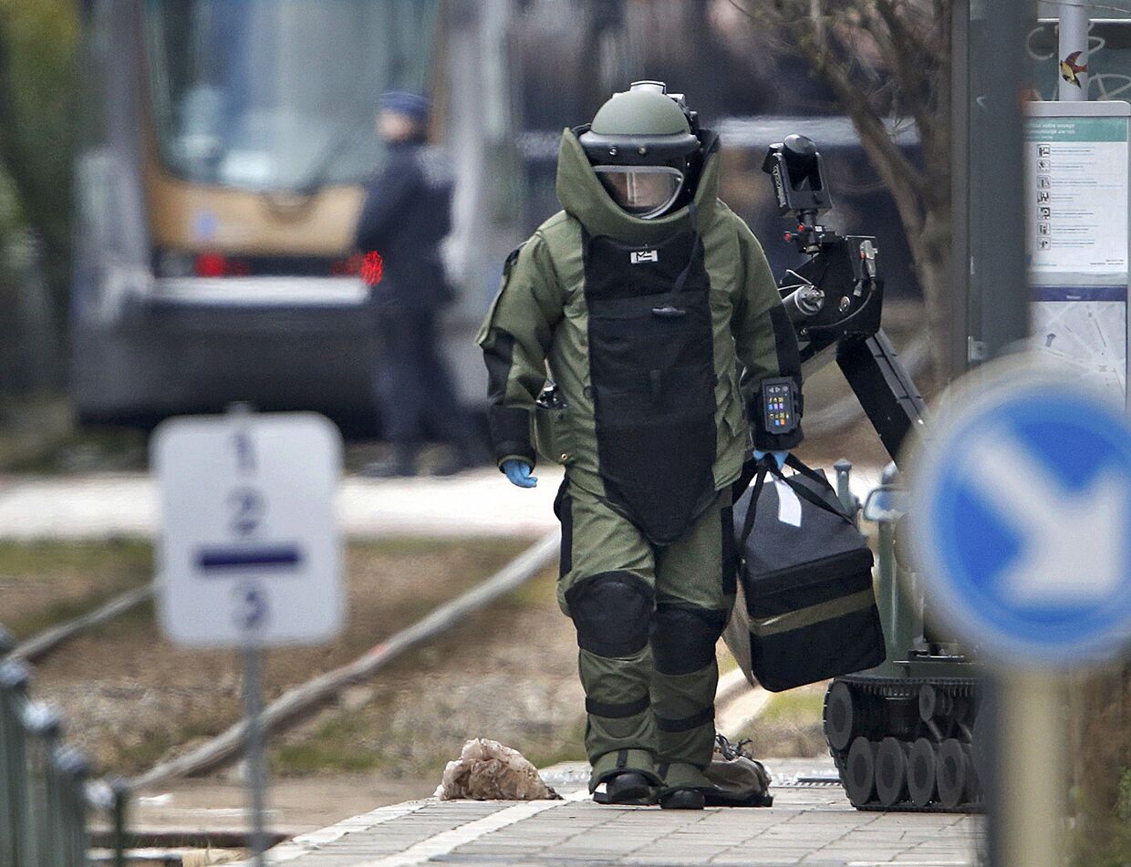 Сотрудник спецслужб Бельгии во время спецоперации в Скарбеке. 25 марта 2016