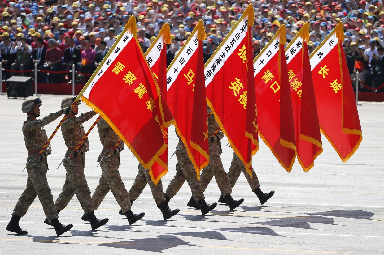 Солдаты Народно-освободительной армии Китая во время парада на площади Тяньаньмэнь в Пекине