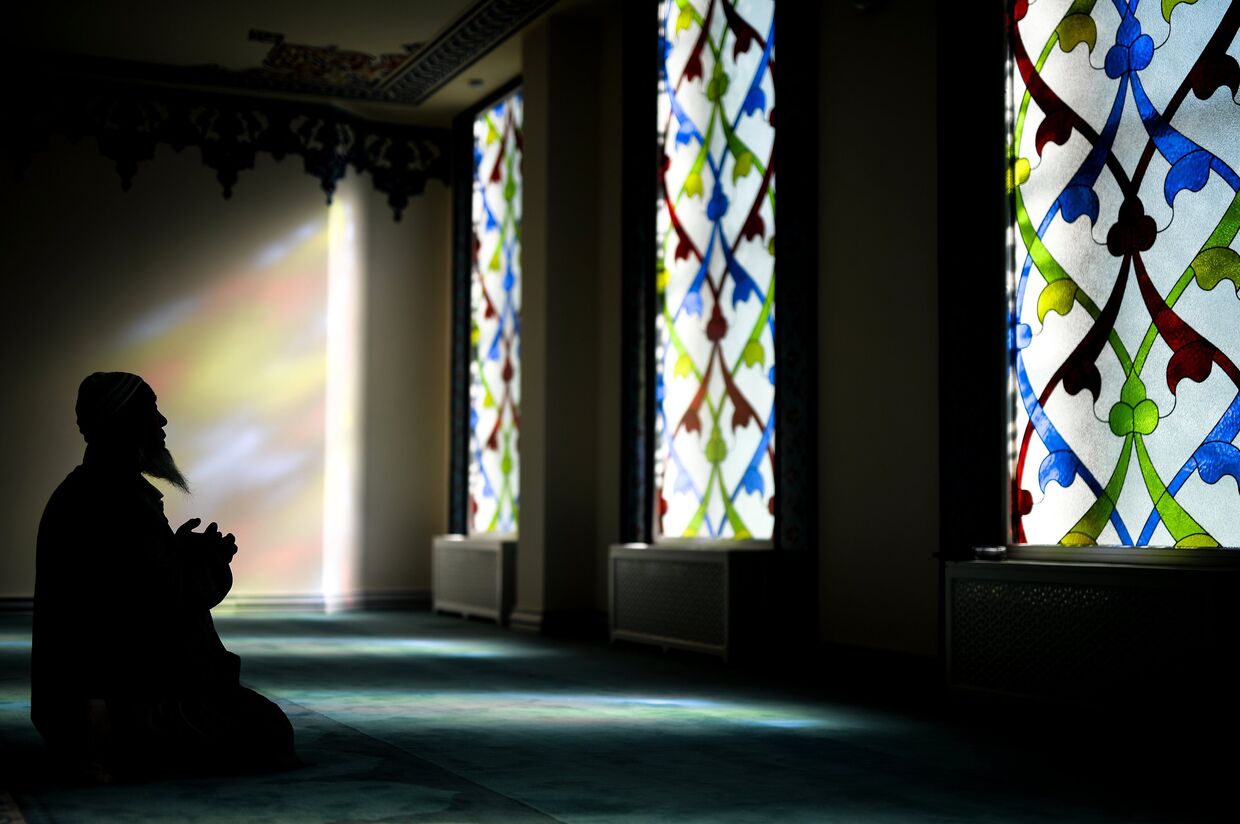 Верующий молится в Московской соборной мечети