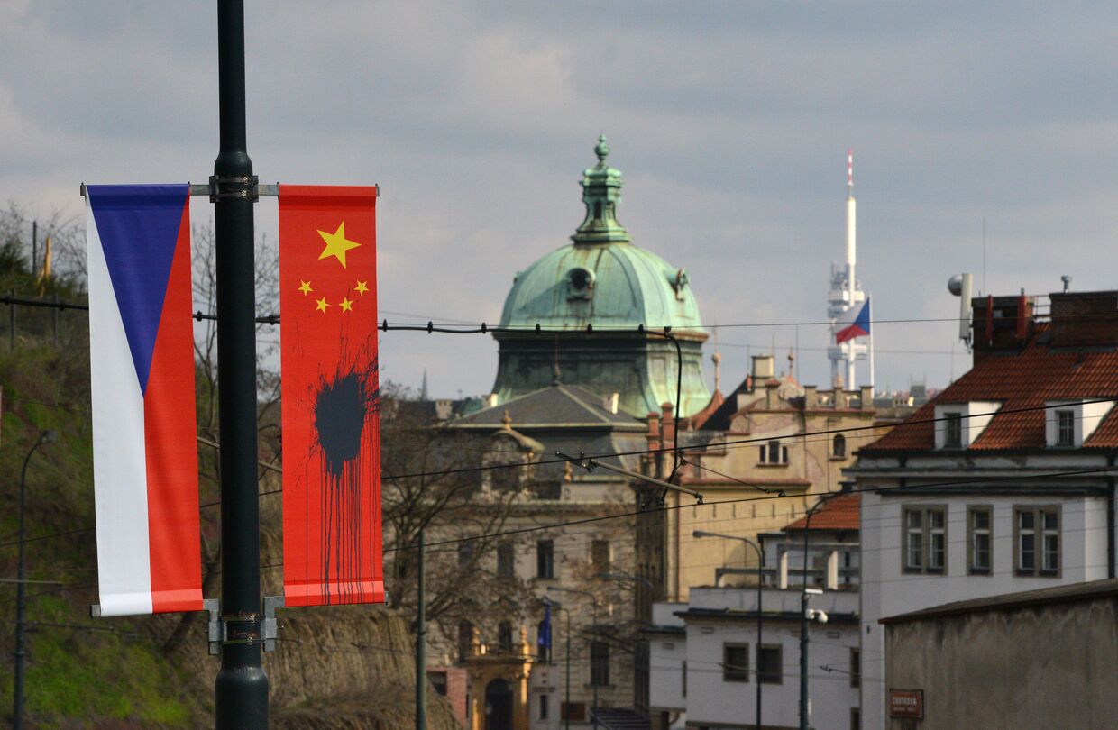 Флаги Чехии и КНР в Праге
