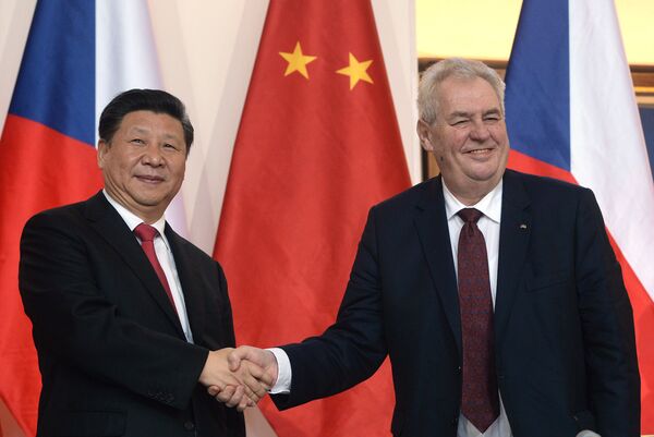 Председатель КНР Си Цзиньпин и президент Чехии Милош Земан во время совместной встречи в Праге Председатель КНР Си Цзиньпин и президент Чехии Милош Земан во время совместной встречи в Праге