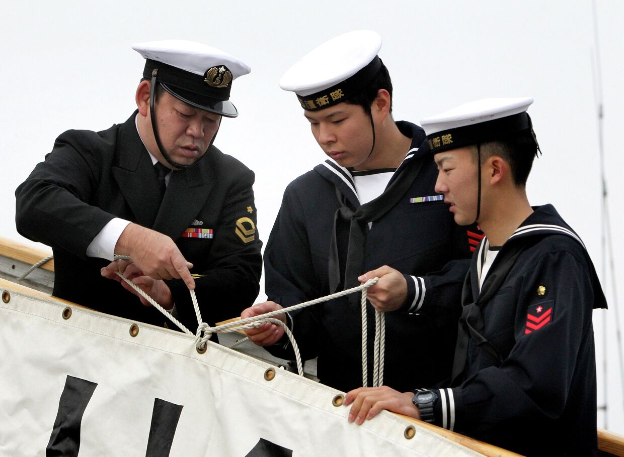 Японские моряки во время швартовки эсминца «Хамагири» Морских сил самообороны Японии в бухте Золотой Рог