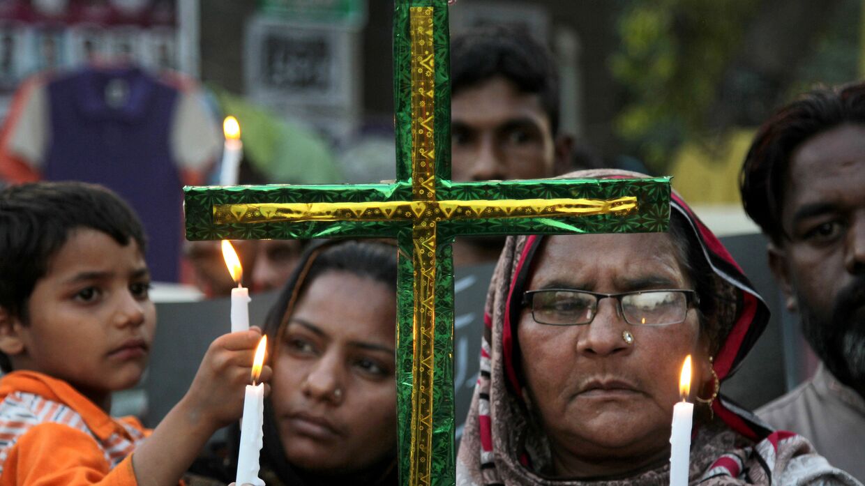 Пакистанские христиане держат свечи в память о жертвах недавнего теракта в Пакистане
