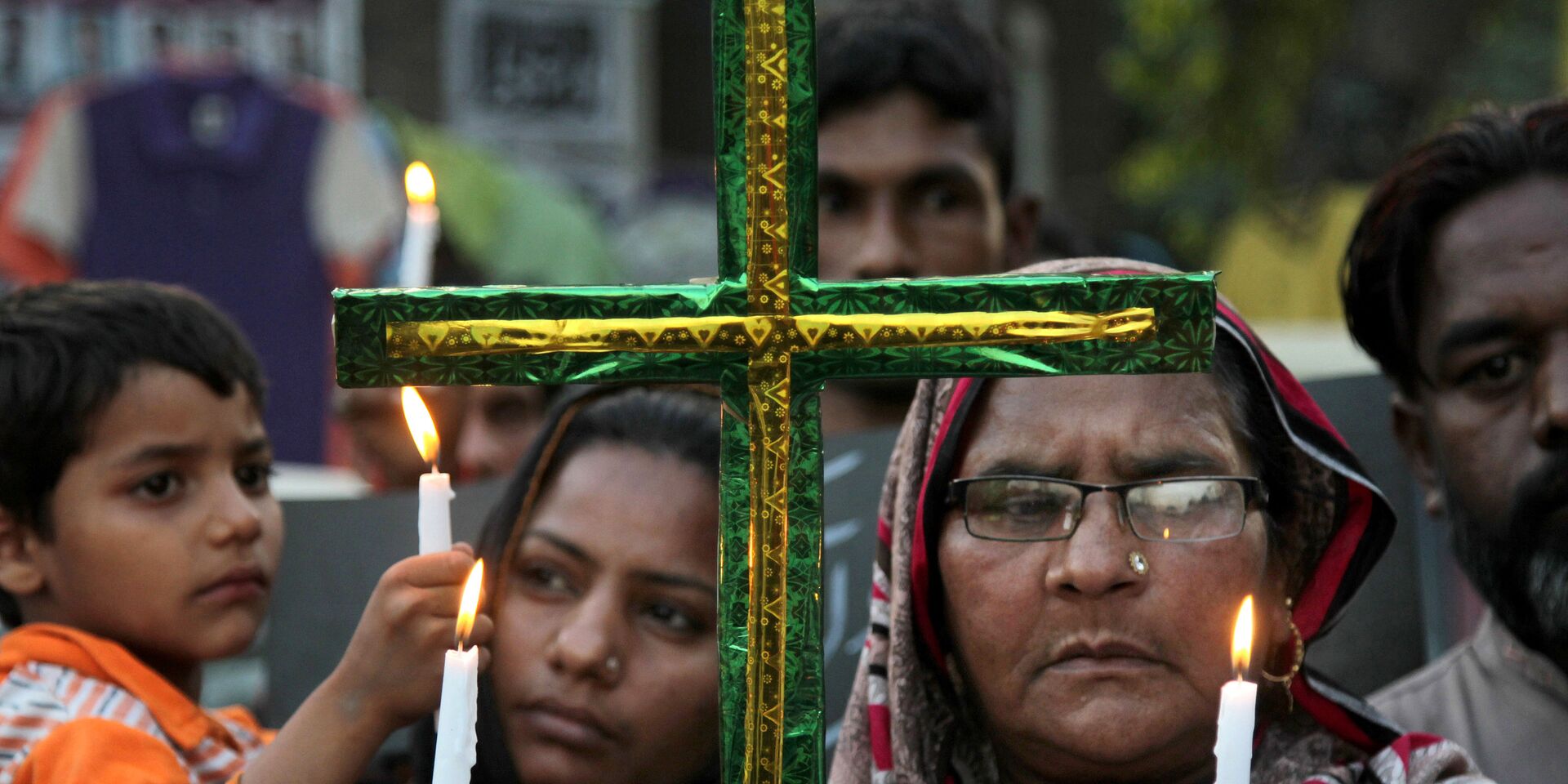 Пакистанские христиане держат свечи в память о жертвах недавнего теракта в Пакистане - ИноСМИ, 1920, 01.02.2021