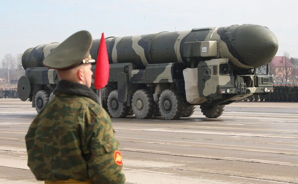 Ракетный комплекс «Тополь-М» в составе механизированной колонны во время подготовки к Параду Победы на военном полигоне в гарнизоне Алабино Ракетный комплекс «Тополь-М» в составе механизированной колонны во время подготовки к Параду Победы на военном полигоне в гарнизоне Алабино