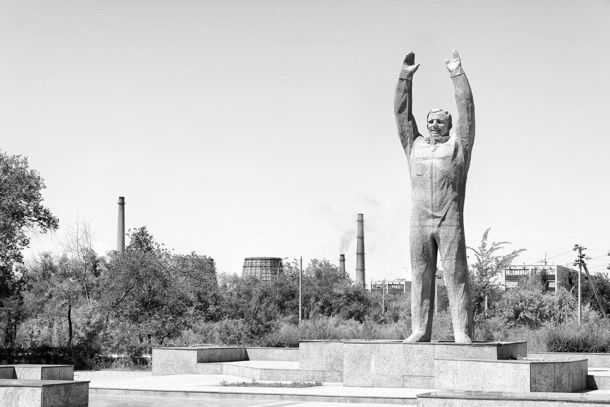 Памятник космонавту Юрию Гагарину в городе Байконур