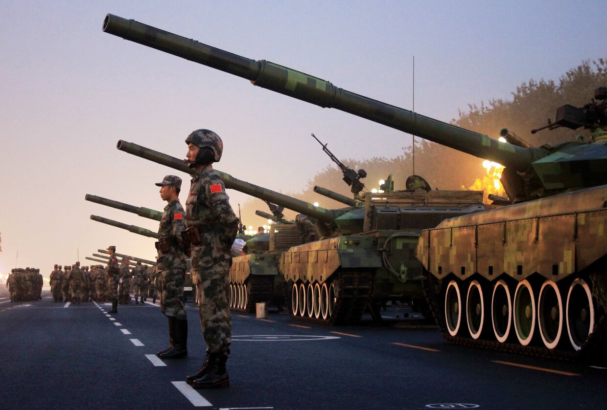 Солдаты Народно-освободительной армии Китая готовятся к параду на площади Тяньаньмэнь в честь Дня образования КНР