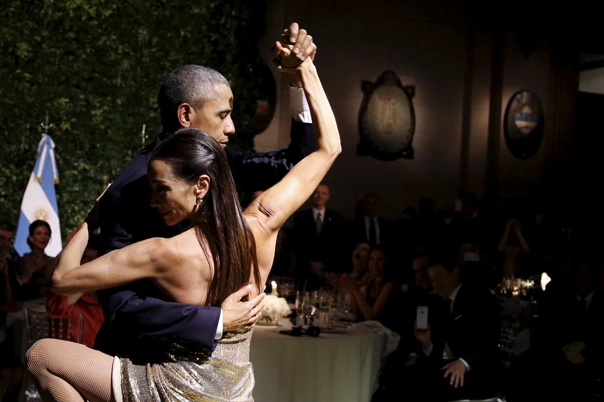 Президент США Барак Обама танцует танго во время торжественного ужина на приеме у президента Аргентины Маурисио Макри
