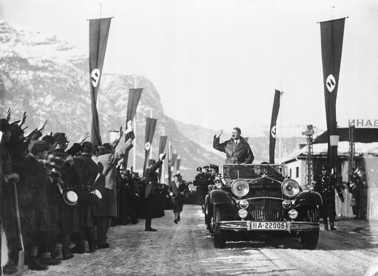 Люди приветствуют Адольфа Гитлера на зимних Олимпийских играх 1936 года в Германии