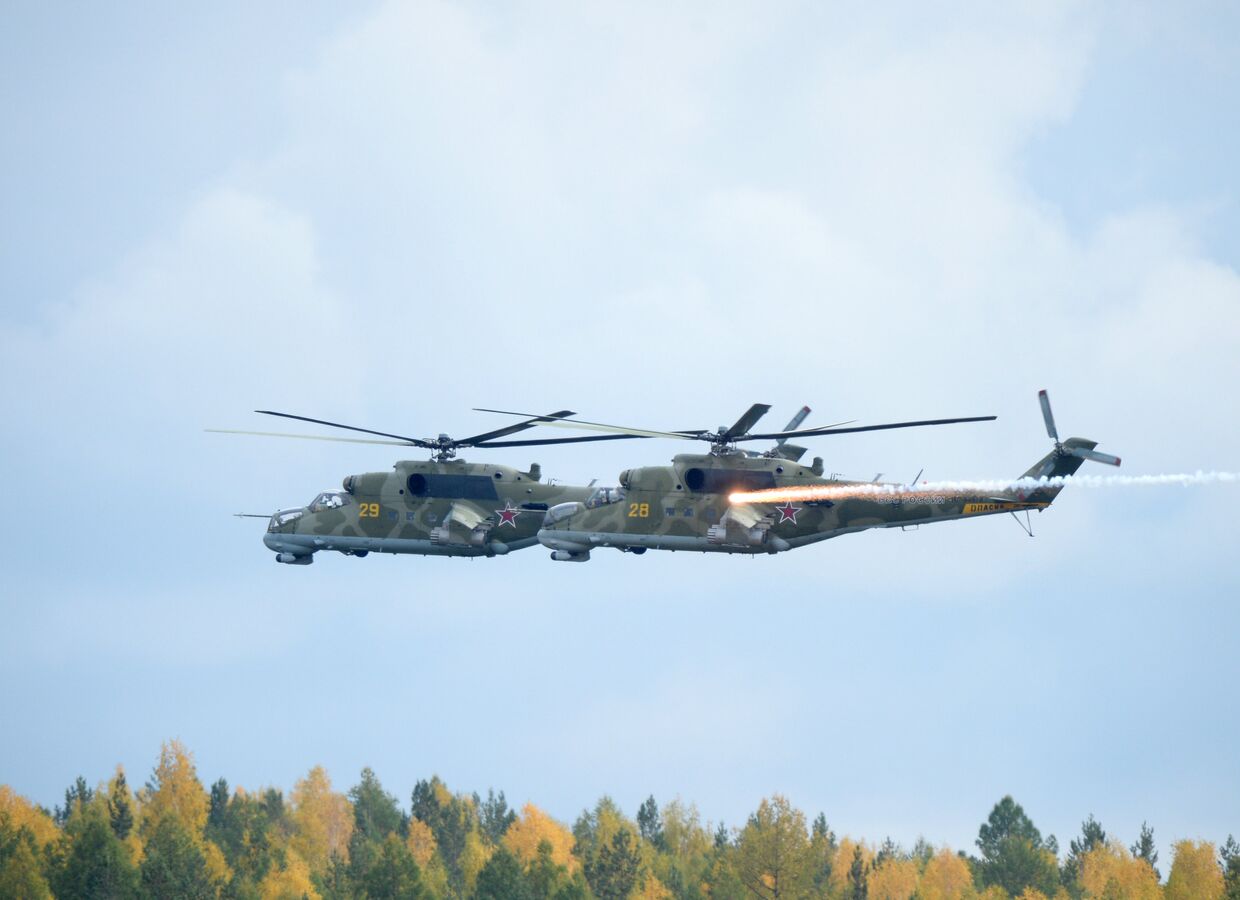 Вертолеты Ми-24 во время демонстрационного показа военной техники в рамках IX Международной выставки вооружения, военной техники и боеприпасов в Нижнем Тагиле