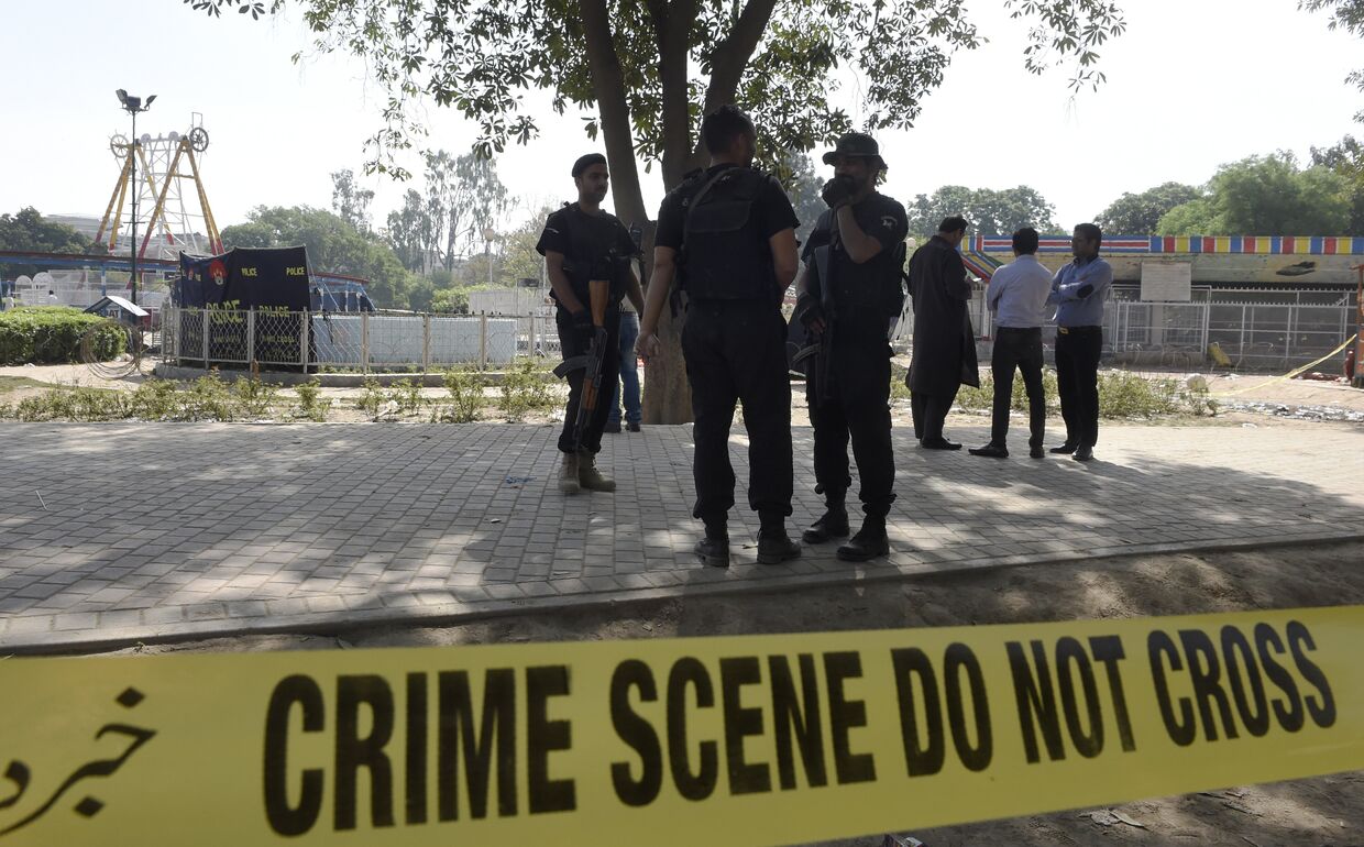 Полиция на месте взрыва в Лахоре, Пакистан