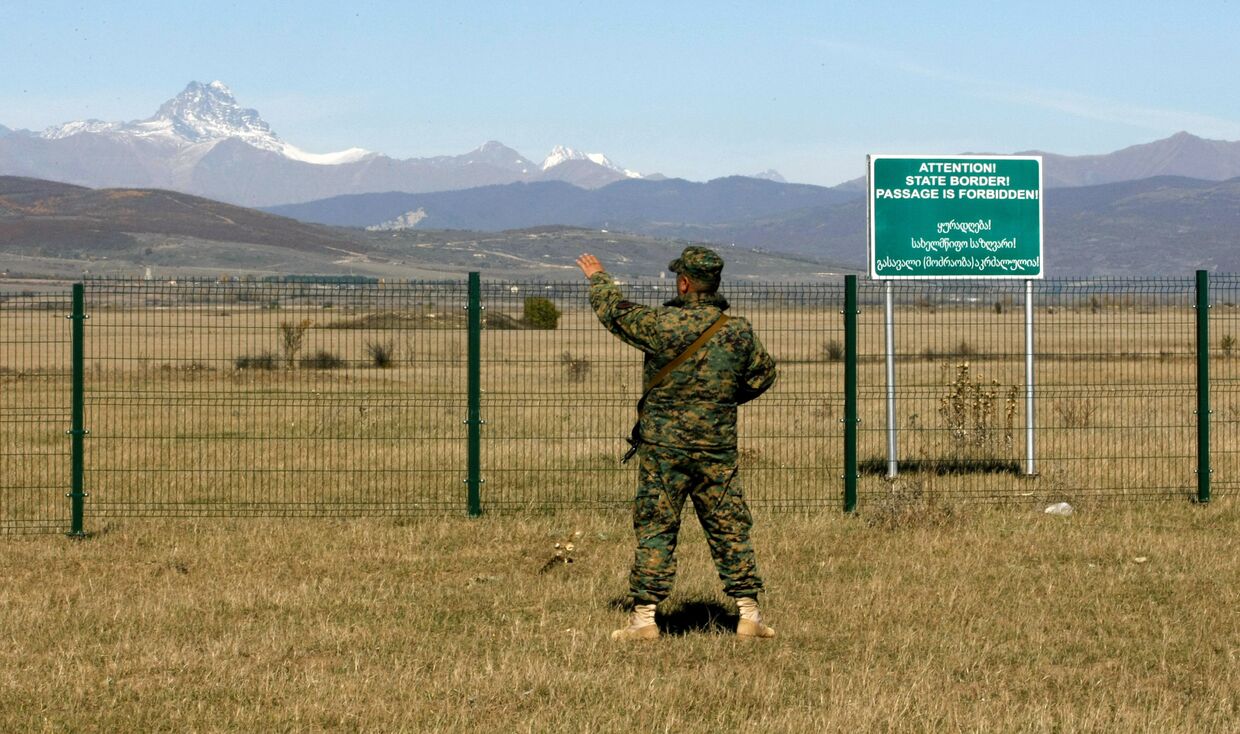 Грузинский пограничник на границе Грузии и Южной Осетии