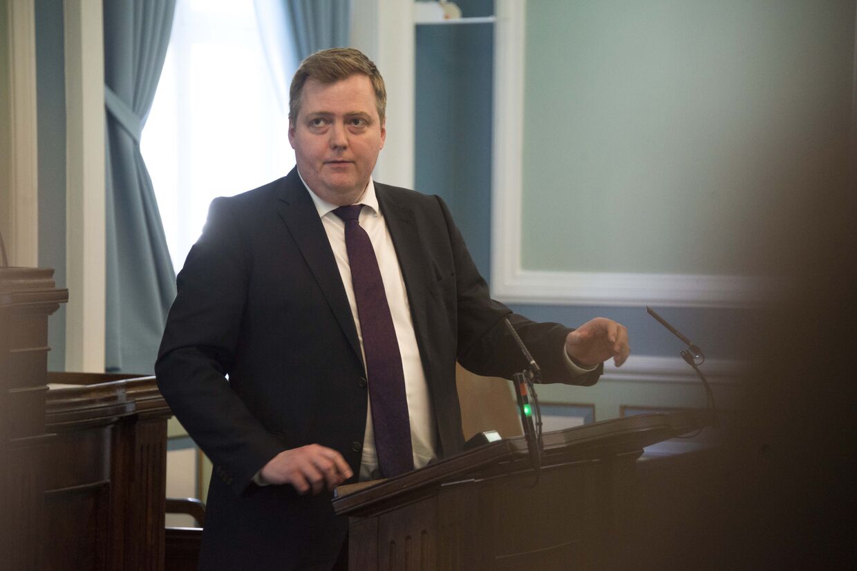 Премьер-министр Исландии Сигмюндюр Давид Гюннлёйгссон на парламентской сессии в Рейкьявике