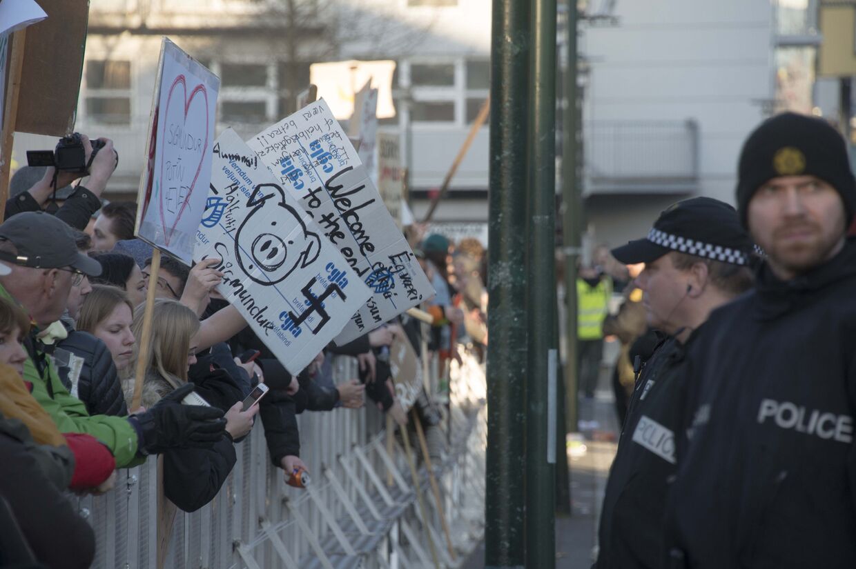 Протестующие выступают против премьер-министра Исландии Сигмюндюра Давида Гюннлёйгссона