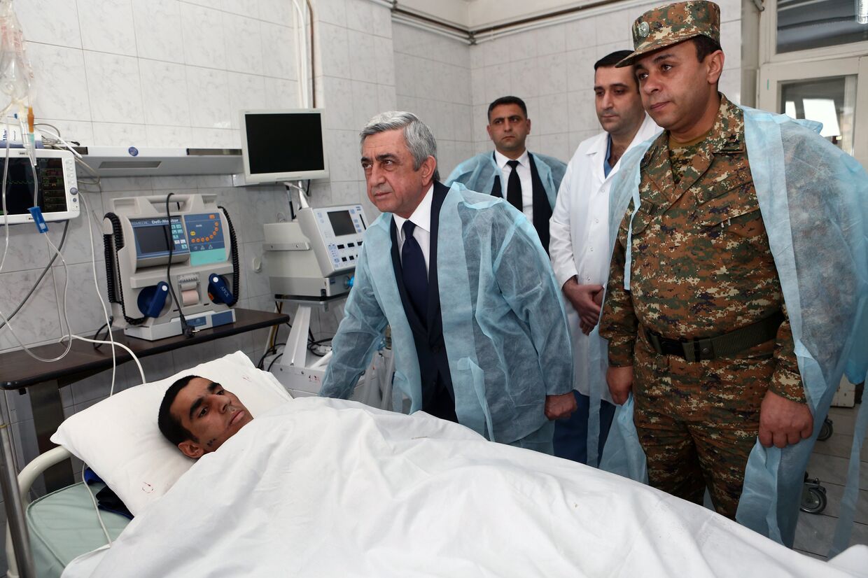 Президент Армении Серж Саргсян посетил раненых в военном госпитале в Ереване