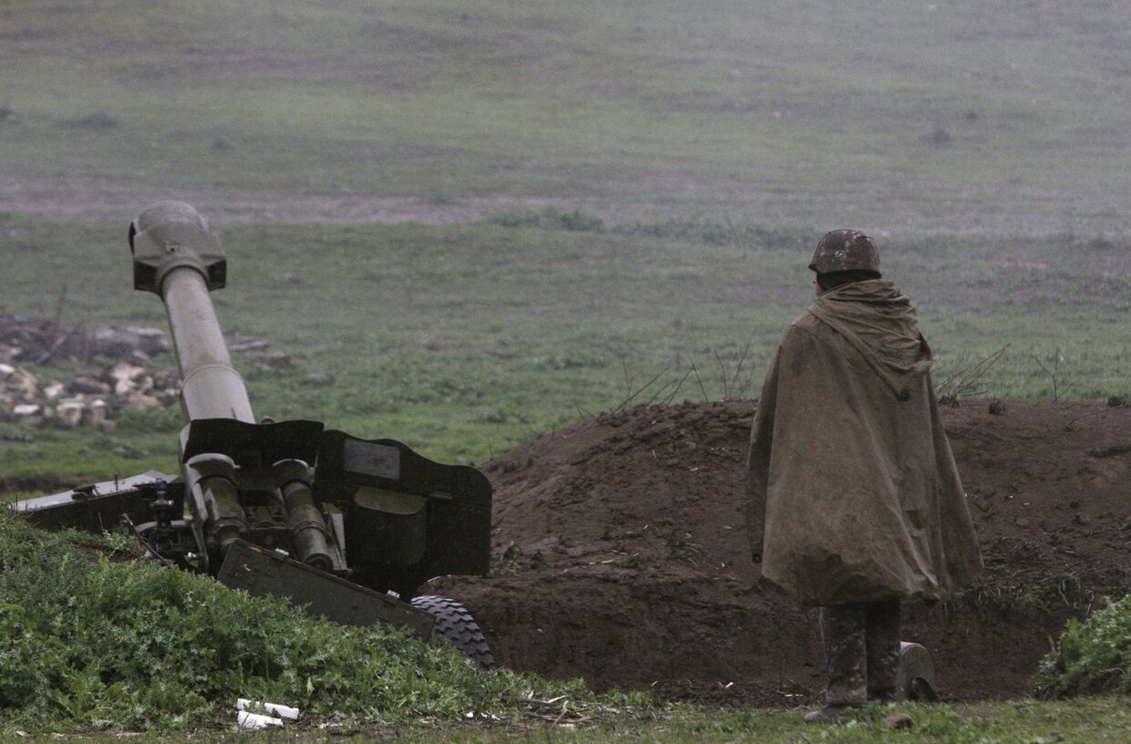 Армянский солдат из армии обороны Нагорного Карабаха на военной позиции недалеко от города Мардакерт