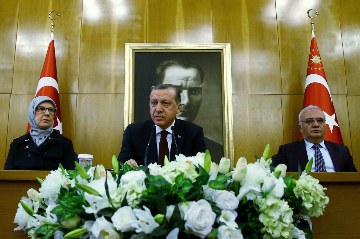 Президент Турции Реджеп Тайип Эрдоган во время пресс-конференции в аэропорту Ататюрк в Стамбуле
