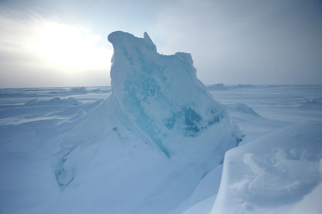 Ледяные торосы около российской дрейфующей станции «Северный полюс-2015»