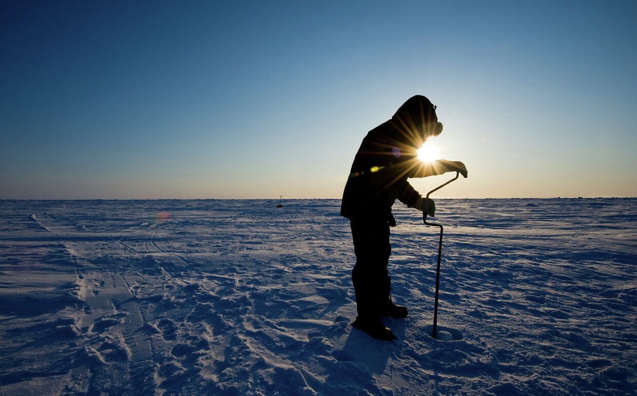 Российский ученый бурит лед для взятия пробы (керн льда) на дрейфующей ледовой станции «Барнео» в районе Северного Полюса