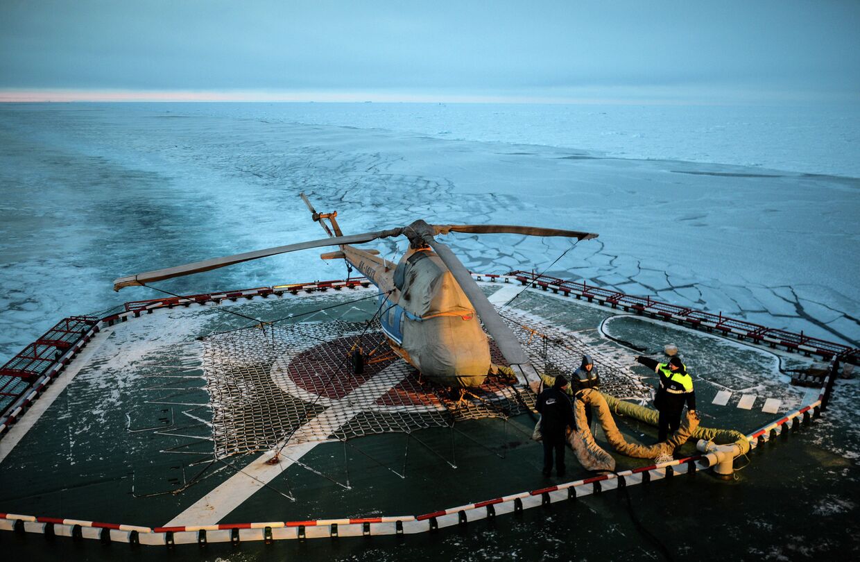 Вертолетная площадка на палубе атомного ледокола «50 лет Победы» в Северном Ледовитом океане