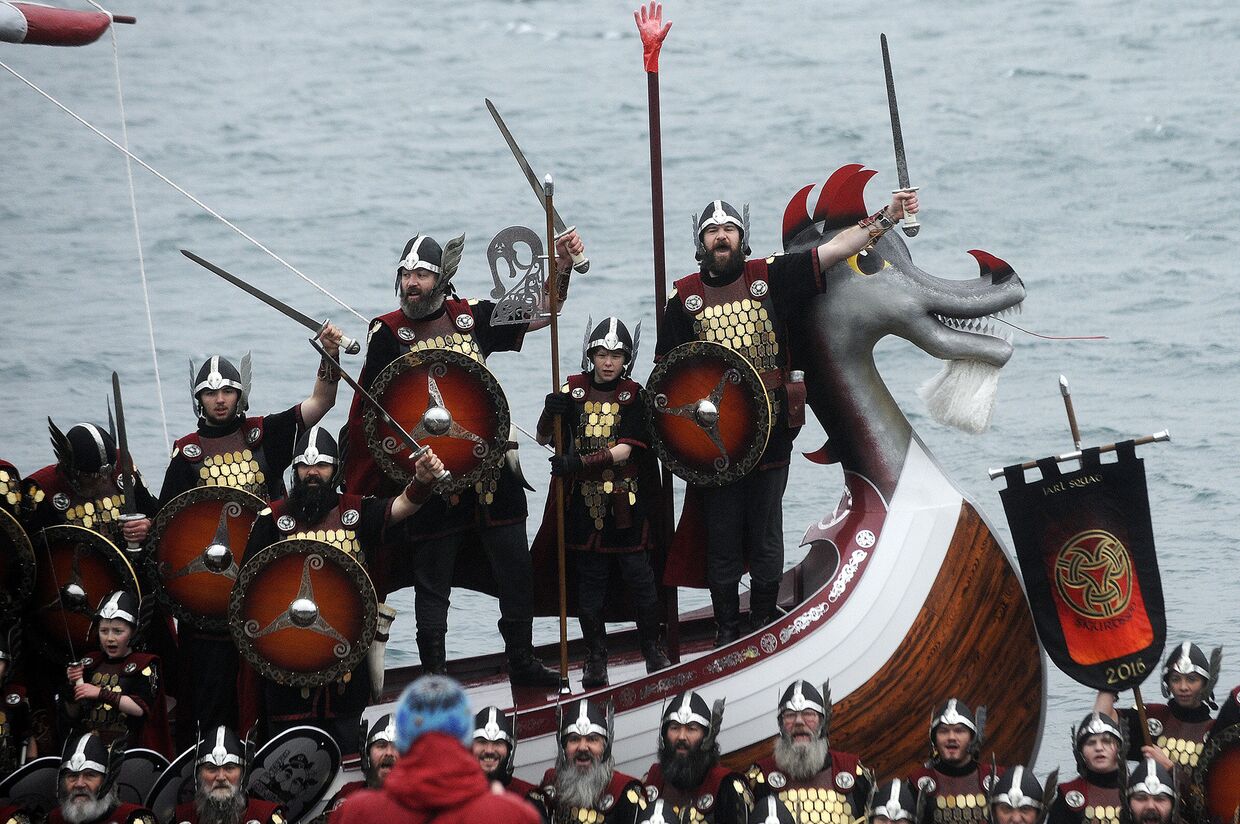 Участники ежегодного фестиваля викингов. Шетландские острова,