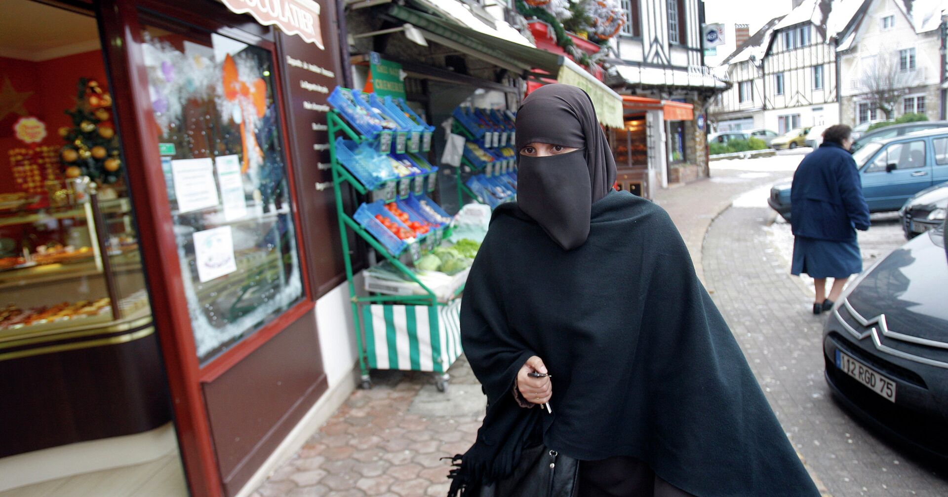 Девушка в мусульманской одежде на улице Ле Мениль-Сен-Дени, Франция - ИноСМИ, 1920, 29.05.2021