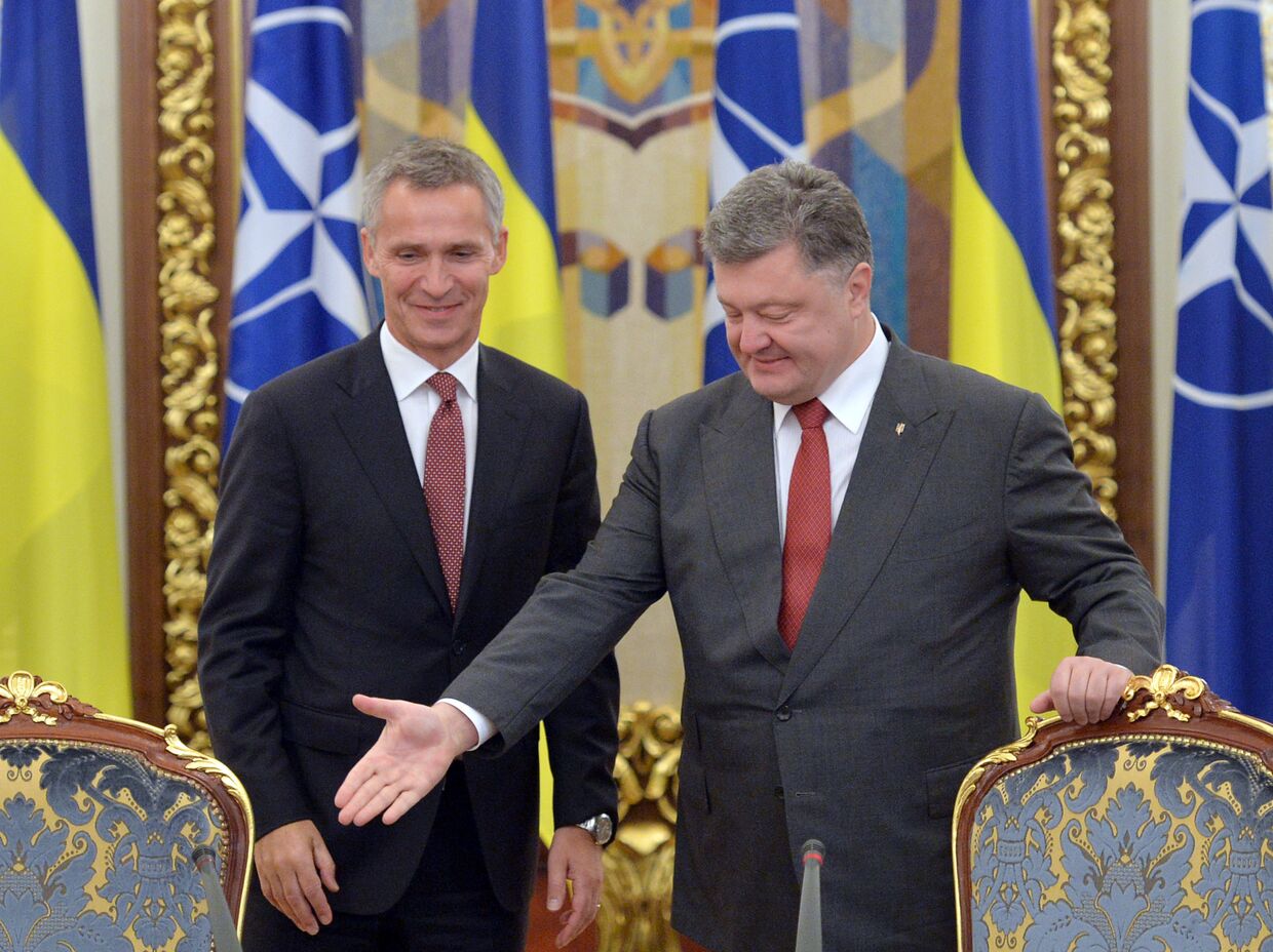 Президент Украины Петр Порошенко и генеральный секретарь НАТО Йенс Столтенберг на заседании Совета национальной безопасности и обороны в Киеве