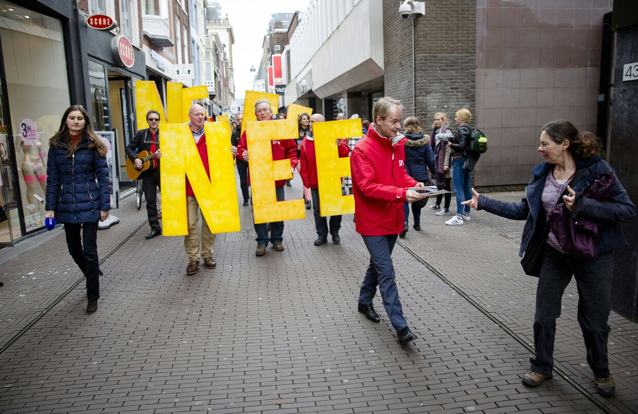 Нидерландский политик Гарри ван Боммел из социалистической партии агитирует людей на улице в Гааге против референдума об ассоциации ЕС с Украиной