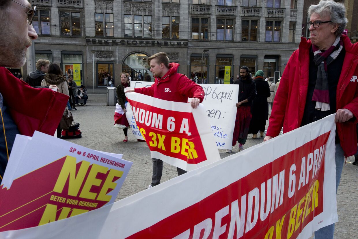 Активисты в Амстердаме призывают сказать «нет» на референдуме об ассоциации Украины с ЕС в Нидерландах