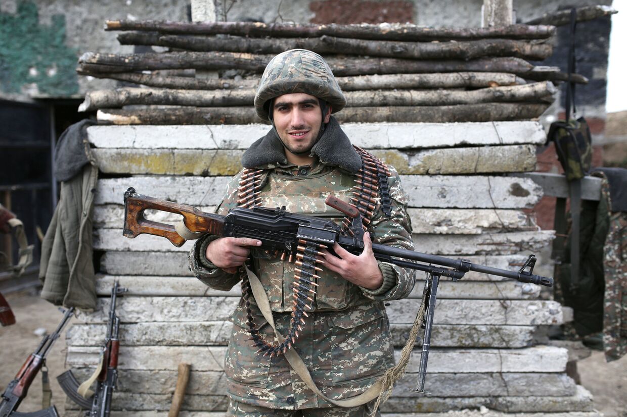 Армянский солдат позирует в зоне Карабахского конфликта